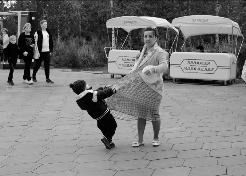 Юбка, ребенок, женщина, мать, тянуть, пойдём, устал ждать, Зарядье, Русское географическое общество, напитки, мороженое Мамкина юбкаphoto preview