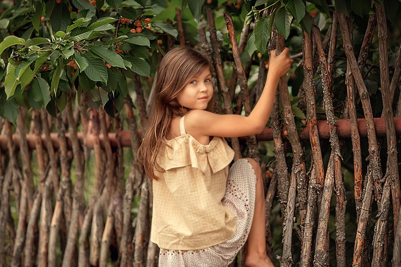 огород, деревня, черешня, вишня, девочка, лето, каникулы, прыжок, тепло За черешней в чужой огородphoto preview