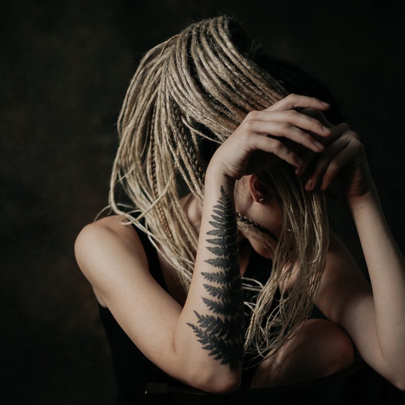 девушка дреды тату папоротник автопортрет girl tatoo dreads портрет дреды portrait photo preview