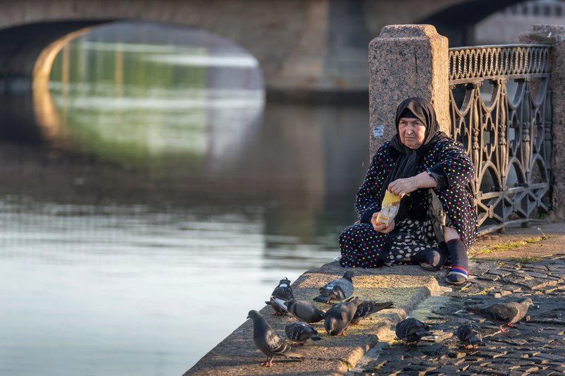 корм, пшено, голуби, набережная, река Пакетик пшенаphoto preview