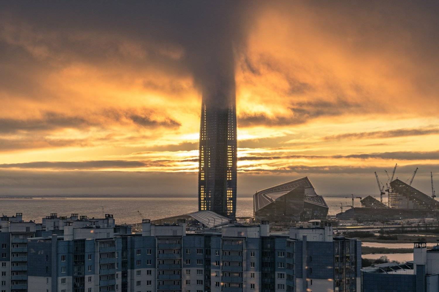 Подпирая небо. Автор: Николай Беликов городской пейзаж, urban landscape, лахта центр, Николай Беликов