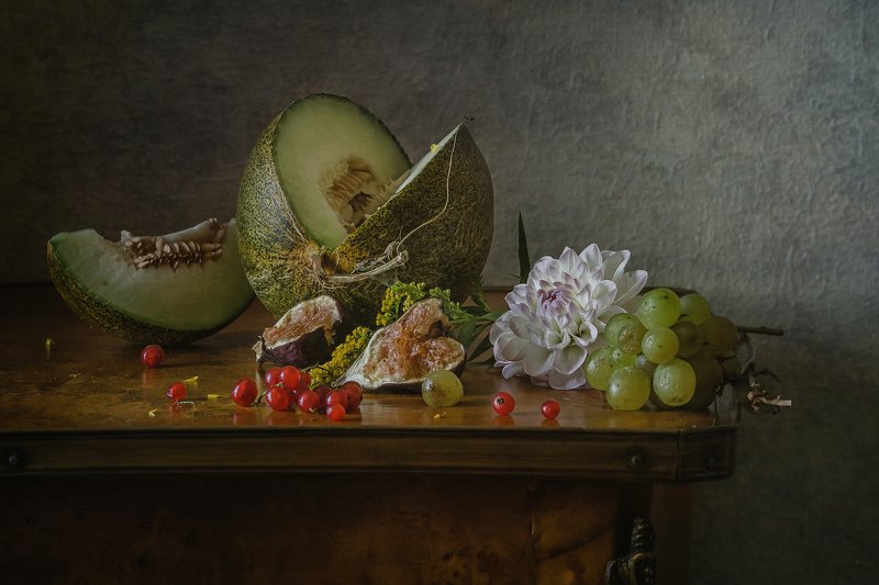 натюрморт, цветы, георгин, фрукты, ягода, дыня, инжир, виноград, смородина Про дыню и георгинphoto preview