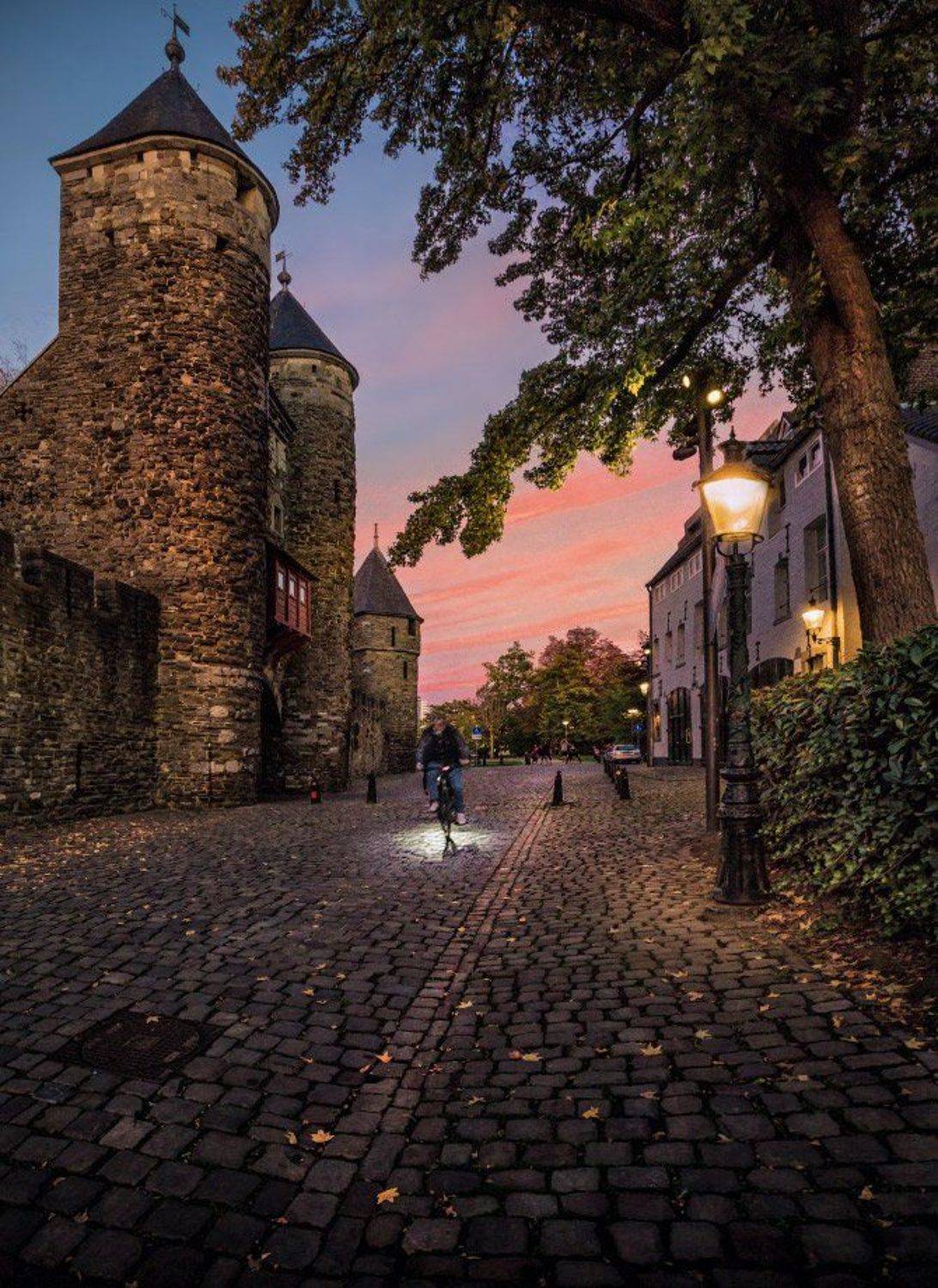 Велосипедист. Автор: Виктор Климкин maastricht, niderland, bike, маастрихт, нидерланды, вечер, велосипед, Виктор Климкин