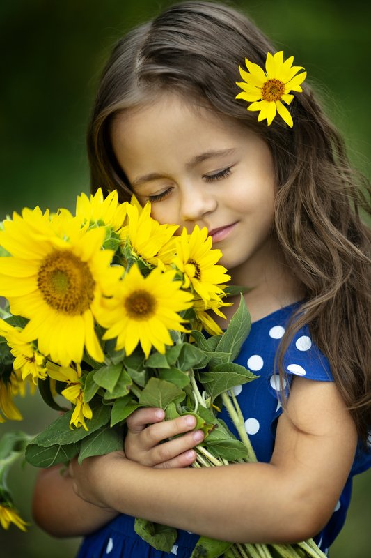 девочка детский портрет, топ фотограф, детский фотограф, семейный фотограф, детская фотография, детский портрет, портрет, портретный фотограф, известный фотограф, фотограф валерия мороз, сказочная ретушь, волшебный свет, волшебная обработка, обучение фото Девочка с подсолнухамиphoto preview