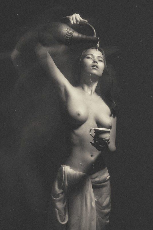 Девушка с кувшиномphoto preview