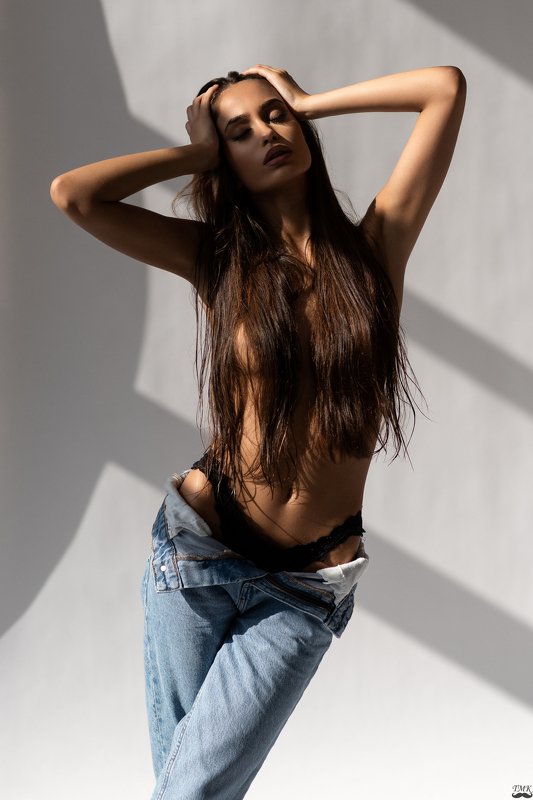studio, fashion, jeans, brunette, youth, model, beauty, portrait, tanned, bodylines, people, shadows, lights, woman Danielaphoto preview