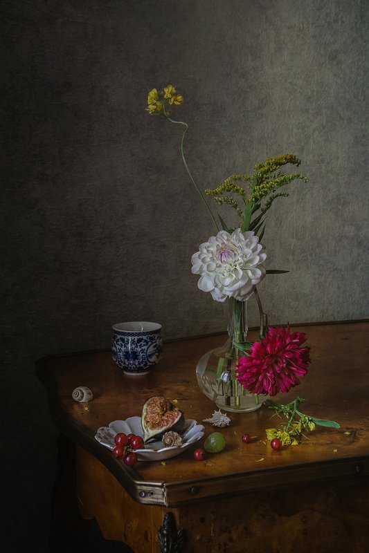 натюрморт, стекло, фарфор, цветы, георгин, фрукты, ягода, инжир, смородина, ракушки Уходящее летоphoto preview