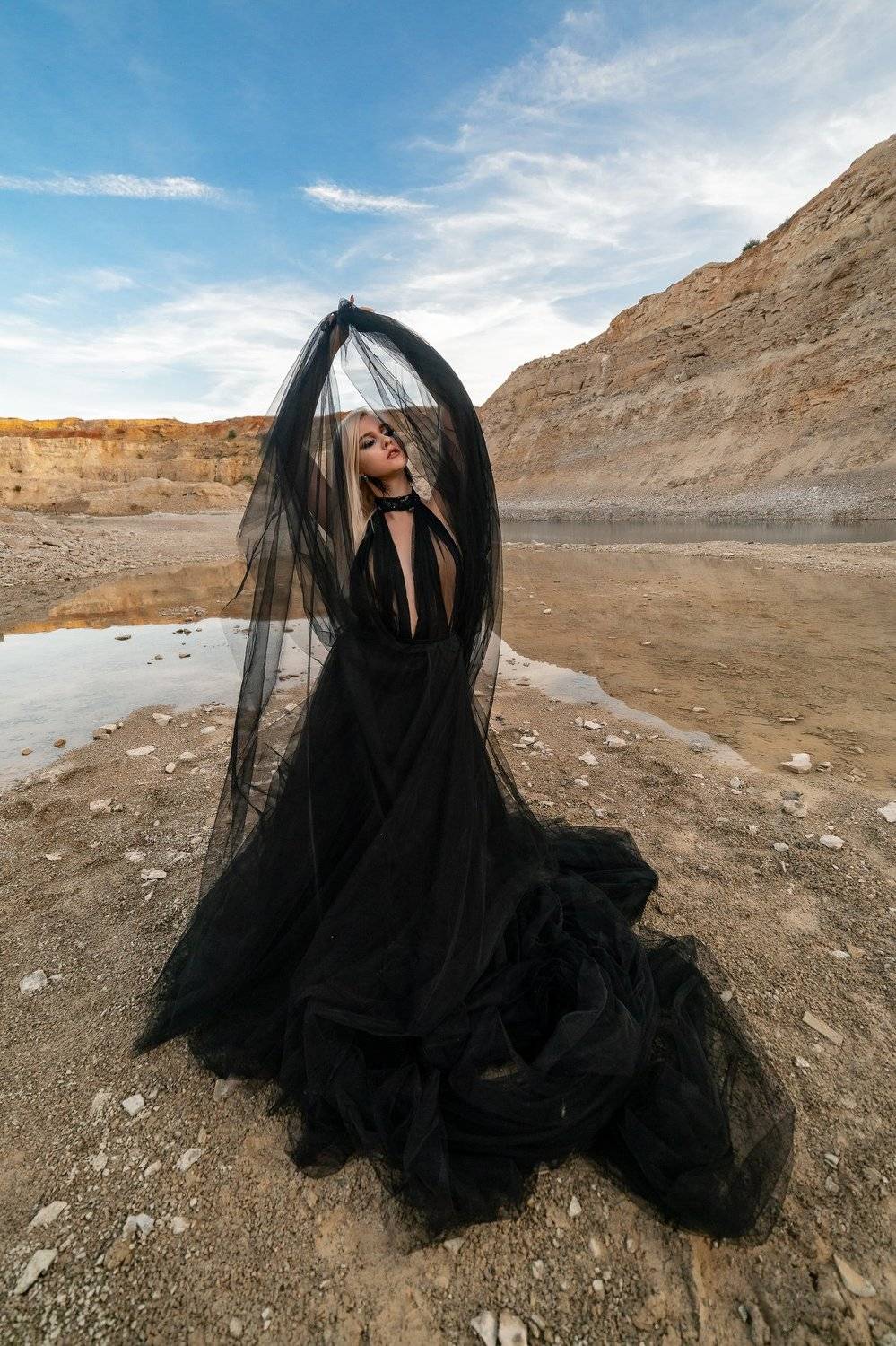 на неведомых дорожках.... Автор: Вадим Миронов карьер, черное платье, длинное платье, фатин, Вадим Миронов