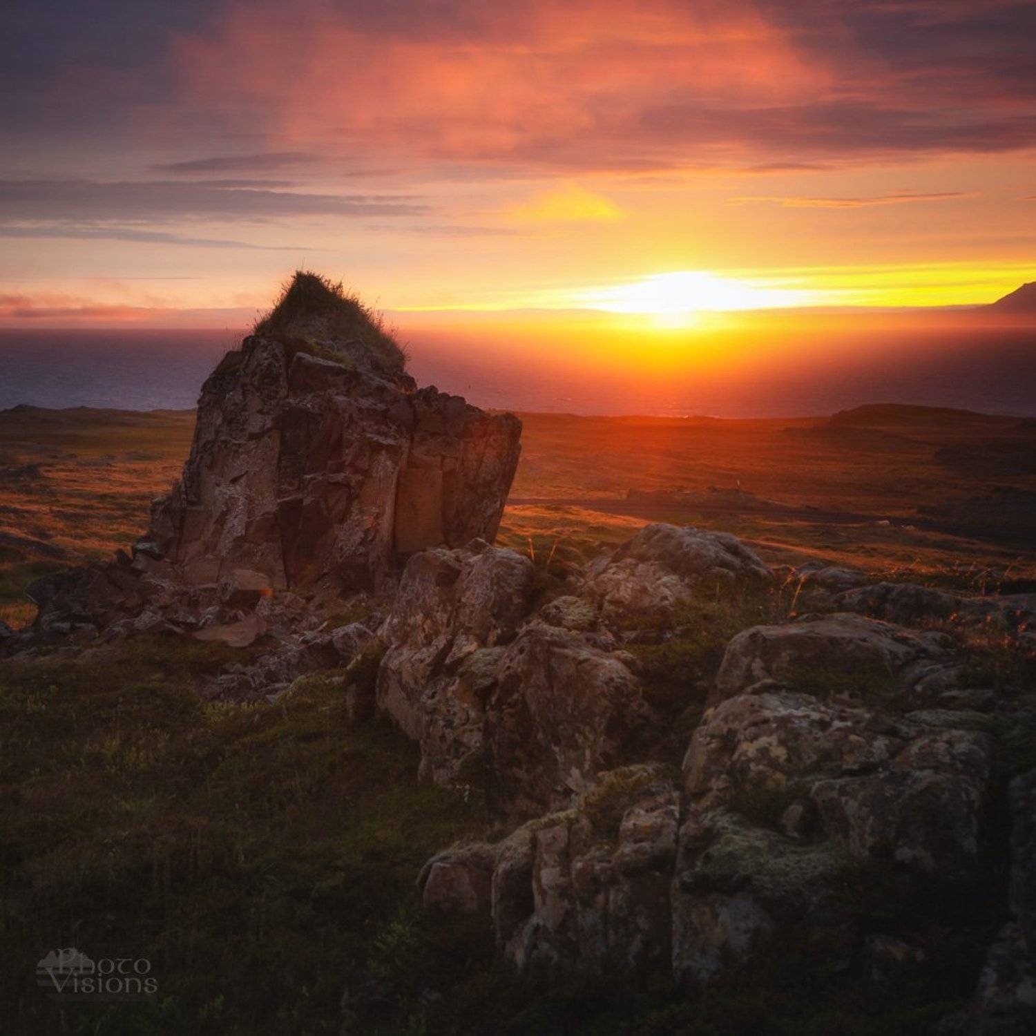 Warm sunrise light, cold morning.... Автор: Adrian Szatewicz iceland,sunrise,rock,light,golden hour,summertime,summer,, Adrian Szatewicz