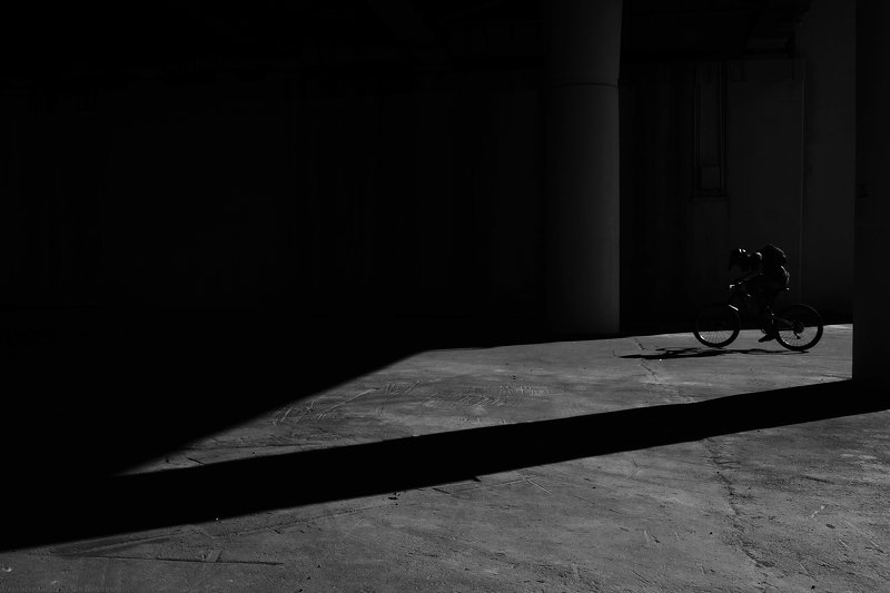 bnw, black and white, monochrome, minimalism, urban, city, street photography, street photo, город, улица, велосипед, свет, тень, ***photo preview