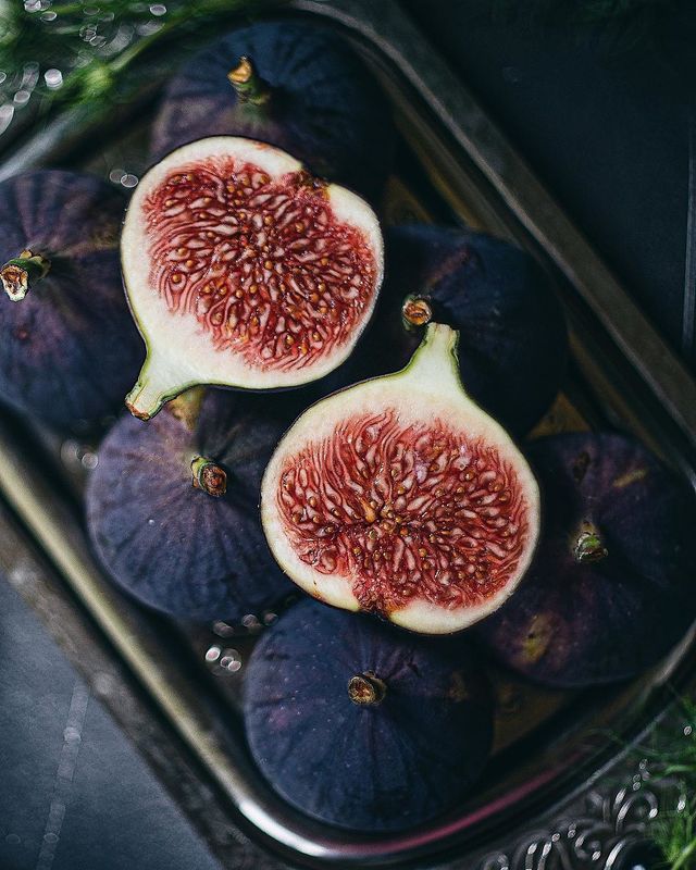 натюрморт, инжир, темный ключ, фиолетовый photo preview