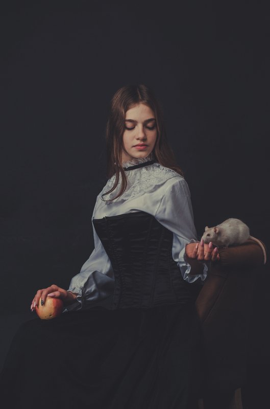 Крыса Яблоко Низкий ключ Средневековье Барыня photo preview