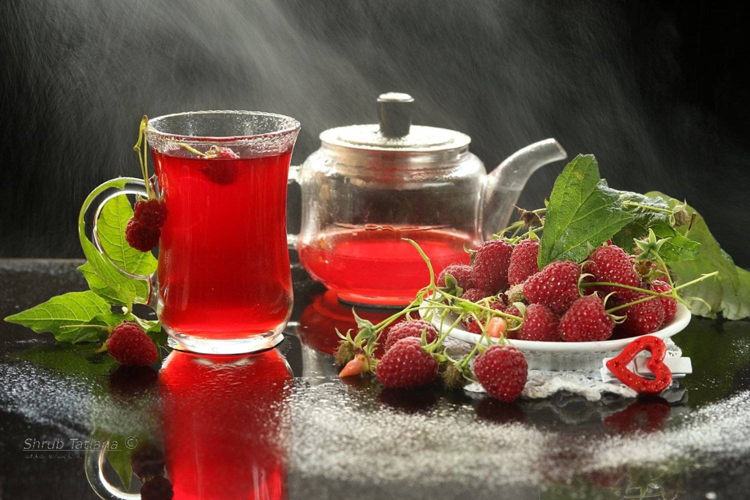 Напиток из малины. Автор: Шруб (Беляева) Татьяна ягоды, малина, напиток, чайник, чашка, Шруб (Беляева) Татьяна