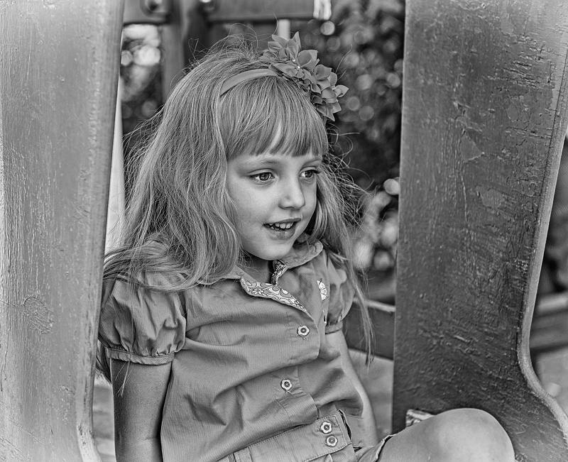 на детской площадкеphoto preview