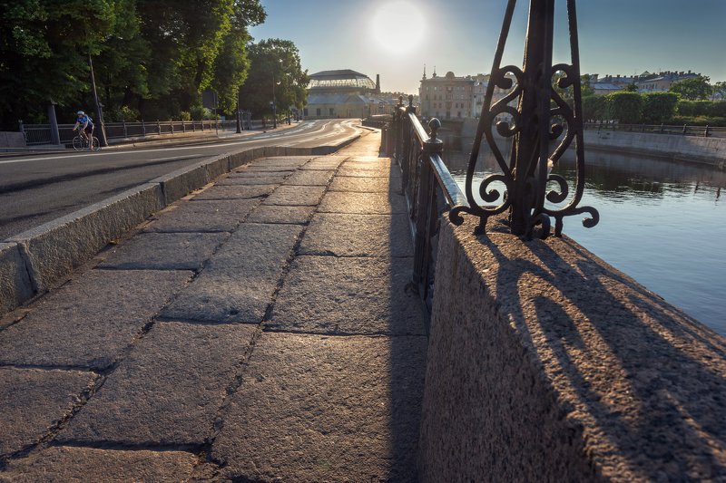 Утро, солнце, тени, гранит, река Утро на Мойке photo preview