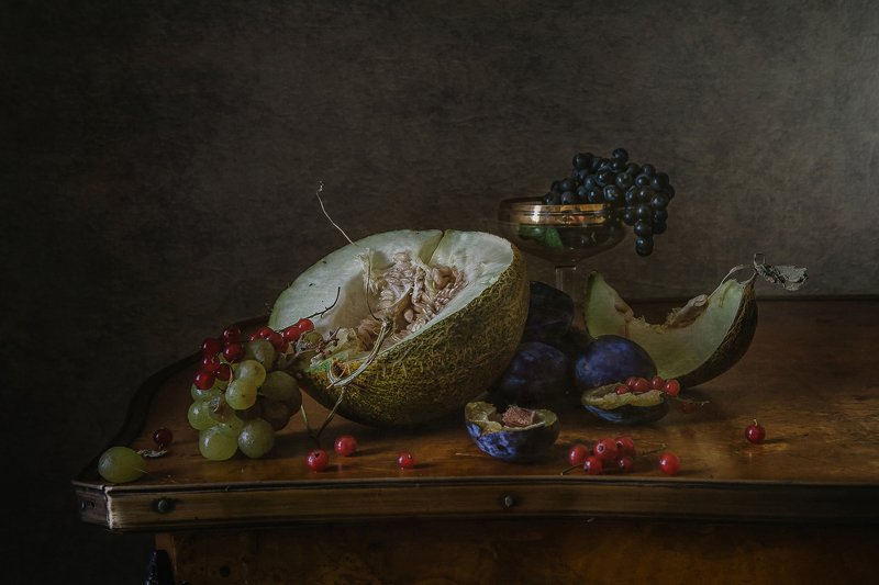 натюрморт, стекло, фрукты, ягода, дыня, слива, виноград, смородина Дынно-виноградно-сливовыйphoto preview