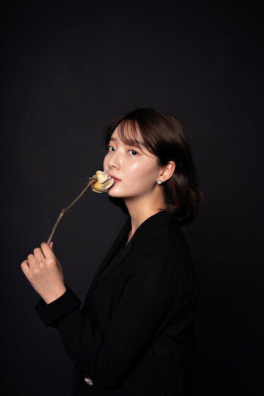 #girl #stage #woman #black #mono #indoor #beauty #light #portrait portraitphoto preview