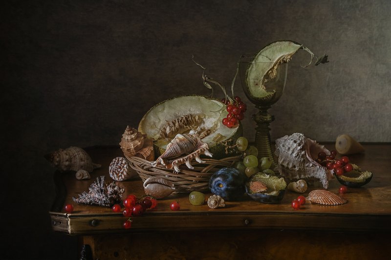 натюрморт, стекло, бокал, рёмер, фрукты, ягода, дыня, слива, виноград, смородина, ракушки Осенне-морское бароккоphoto preview