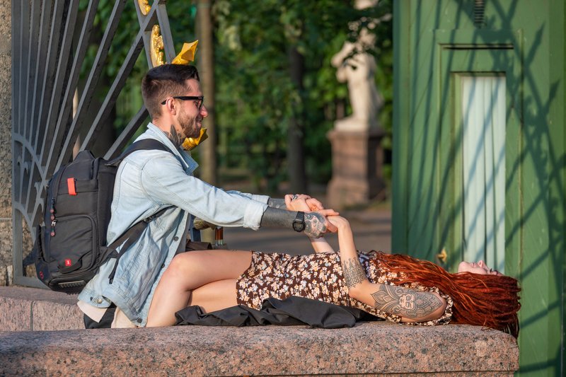 Молодежь, Летний сад, ограда, игры, ласки, тени Ласки Летнего садаphoto preview