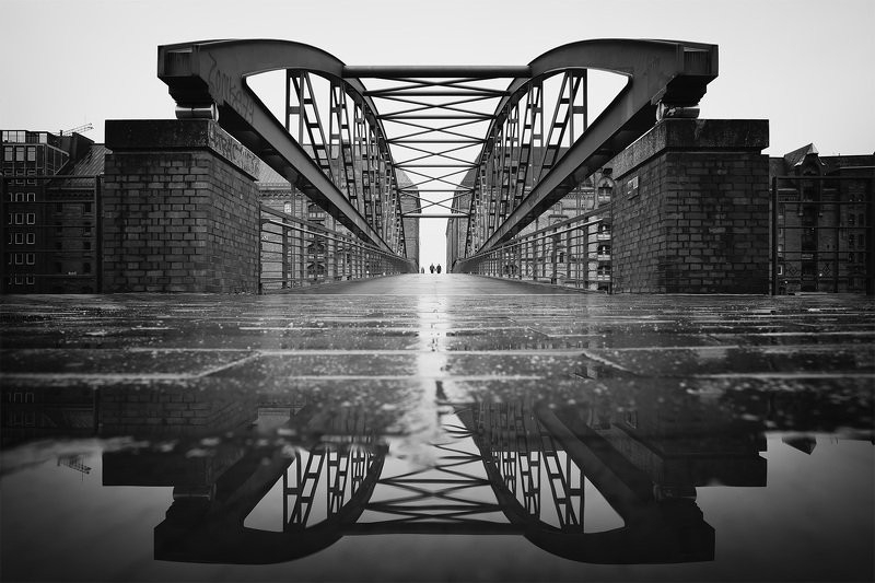rain puddle hamburg bridge Kibbelsteg after rainphoto preview