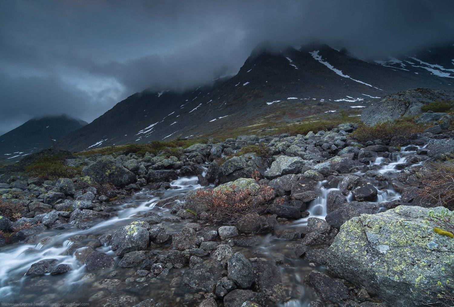 В тени холодных гор. Автор: Сергей Малинин кольский, горы, хибины, ручей, ночь, полярный день, малая белая, Сергей Малинин