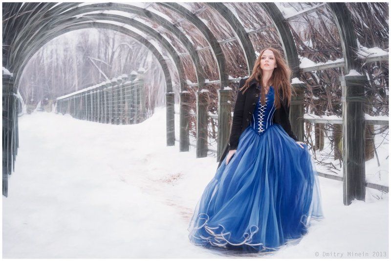 Девушка в синемphoto preview