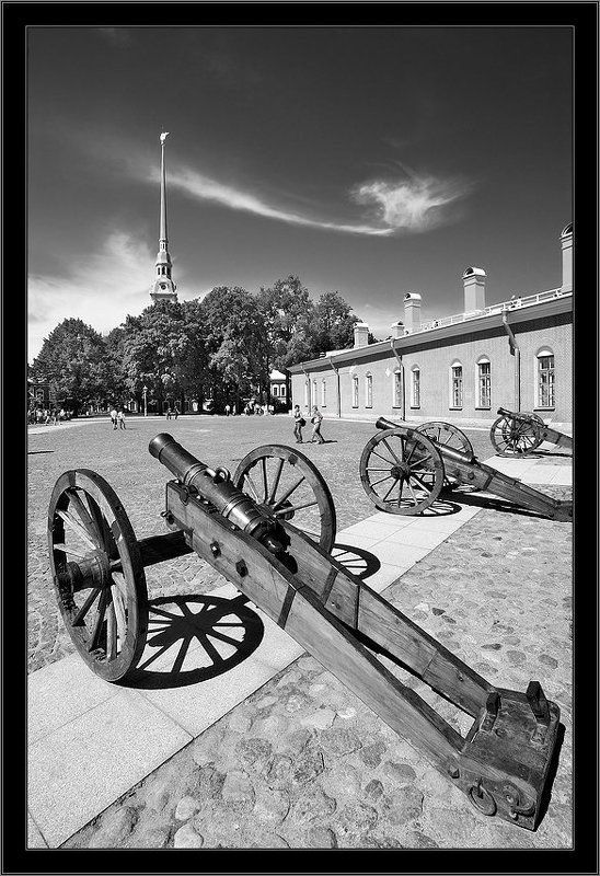 петербург, центр, петропавловка, чб, лето Черно-белая солнечная питерская триумфальная картинка из Петропавловской крепостиphoto preview