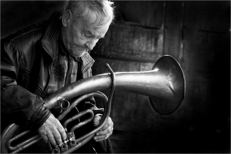 Старый трубачphoto preview