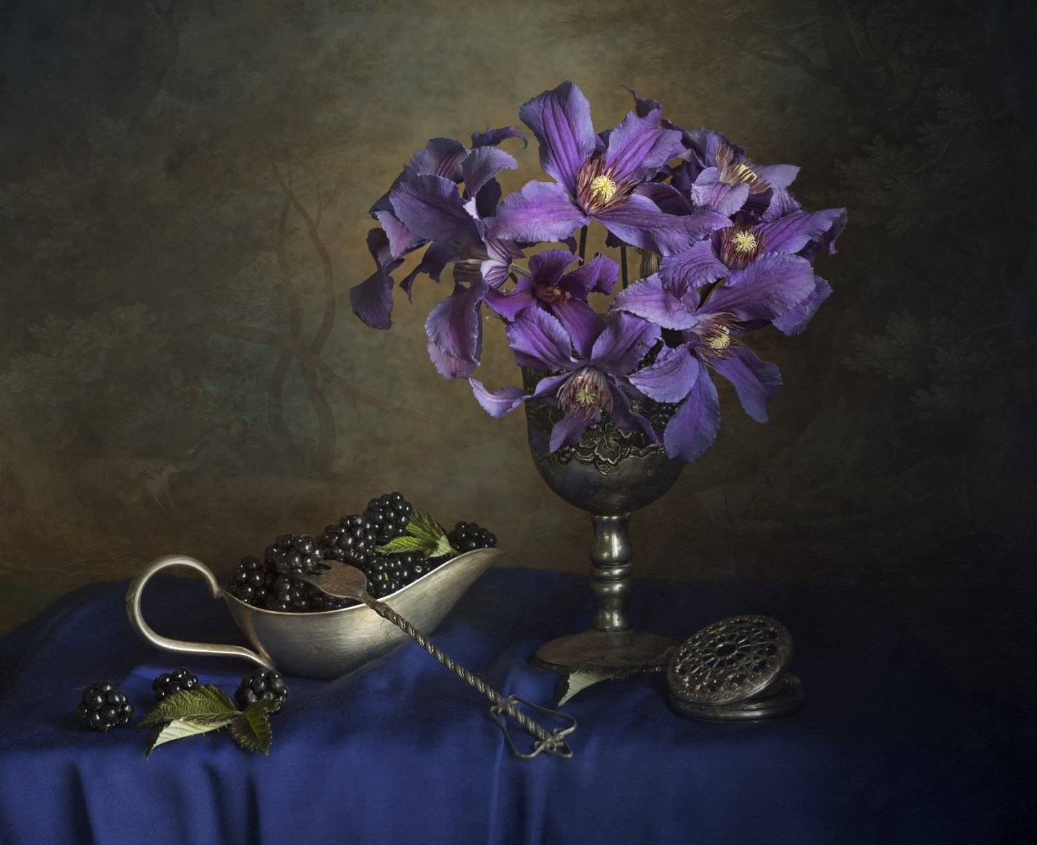 Княжик и ежевика.... Автор: Лионелла Зимина Букет цветов,фиолетовые, соусник. бокал, ежевика, часы карманные, синяя скатерть, Лионелла Зимина
