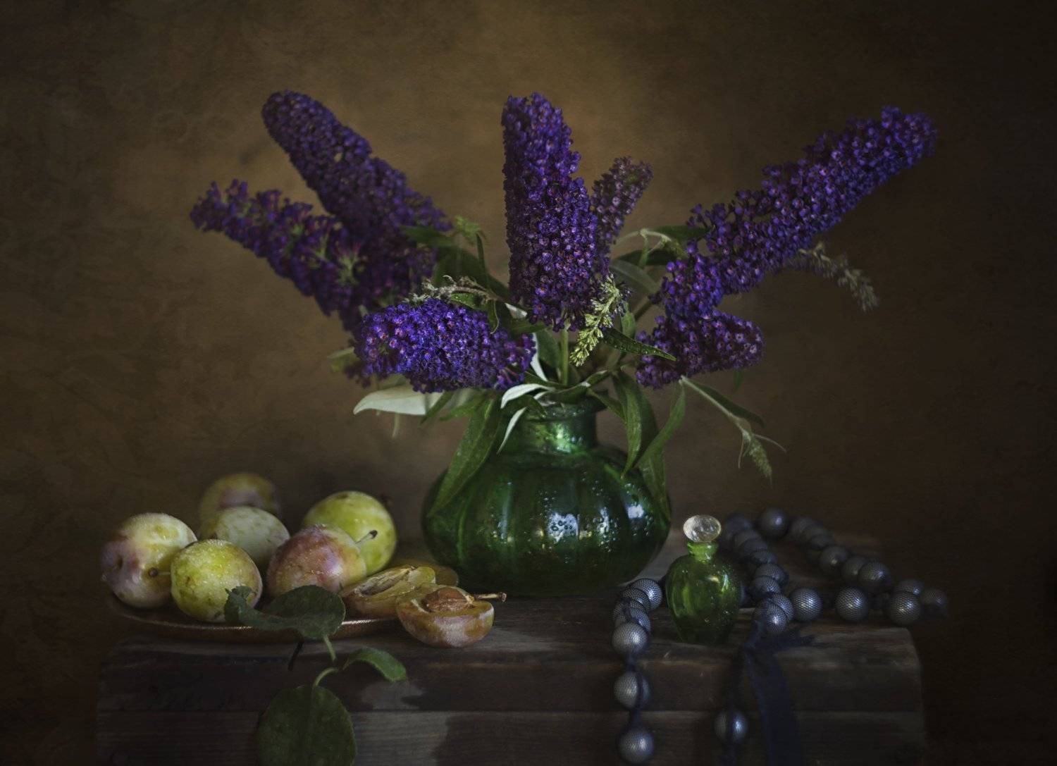 Букет цветов, сливы, бусы, зелёная ваза, будлея, Лионелла Зимина