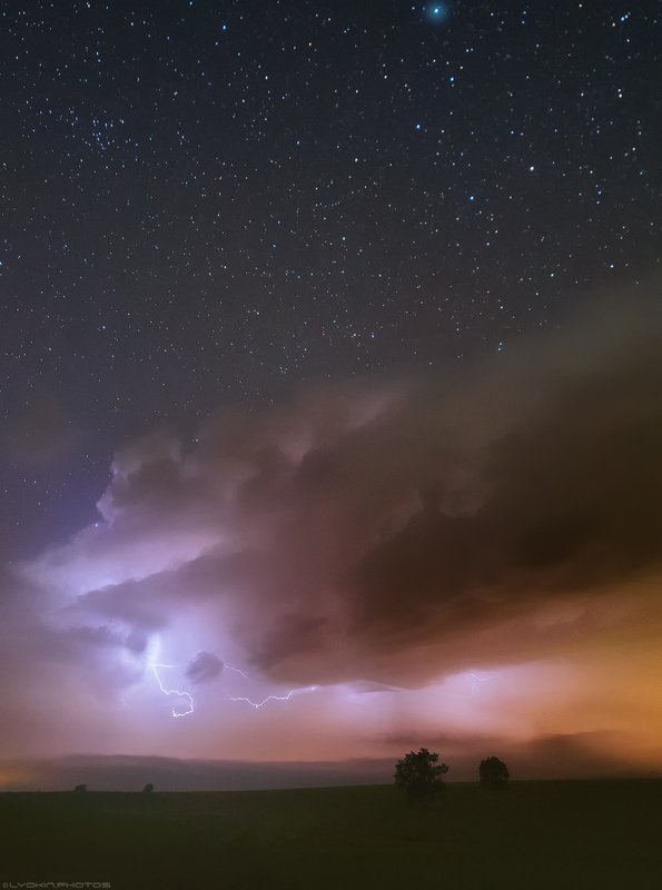 Молнии на звездном небе фото превью