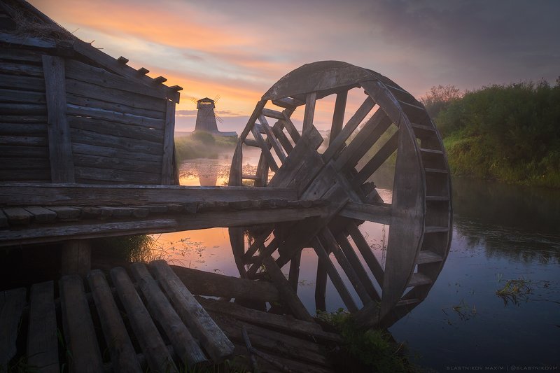 пейзаж, рассвет, солнце, туман, поле, деревня, вода, ручей, мельница, колесо, время, путешествия, дерево, дома Колесо времениphoto preview