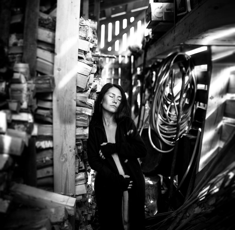 История продолжается - Ира пошла по дрова.photo preview