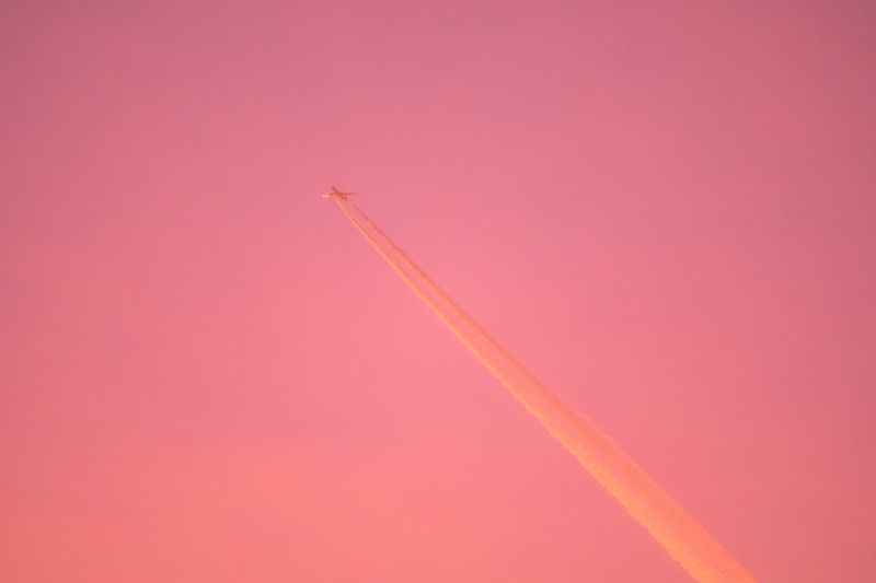 Самолёт, реактивный след, розовый цвет, закат, вечер, вечернее небо, мечта, Конденсационный след Розовые мечтыphoto preview