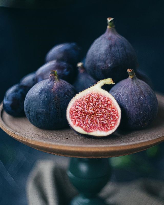 натюрморт, инжир, темный ключ, фиолетовый photo preview