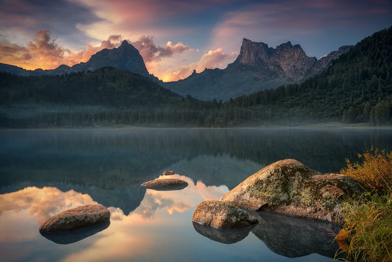пейзаж, природа, красивая, горы, скалы, пики, камни, озеро, вода, вечер, берег, ергаки, светлое, красноярский край, облака, отражения Вечерние пейзажи озера Светлогоphoto preview