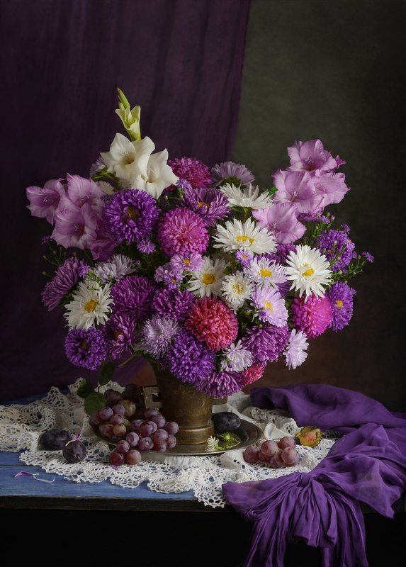 астры, гладиолусы, хризантемы, виноград Осенний букетphoto preview