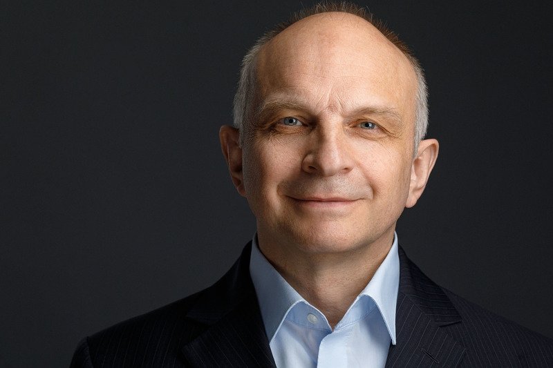 portrait, headshot, studio, close-up, canon, 100mm photo preview