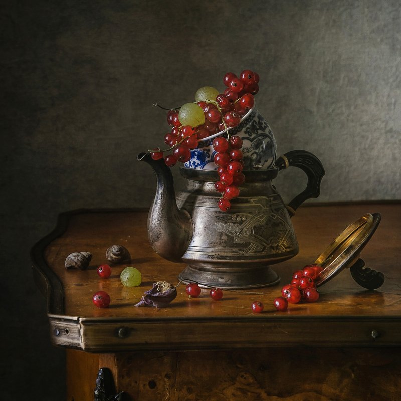натюрморт, фарфор, ягода, смородина, виноград, ракушки Про красную смородинуphoto preview