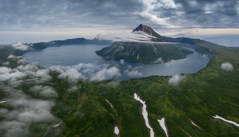 курилы,онекотан Сквозь облака...photo preview