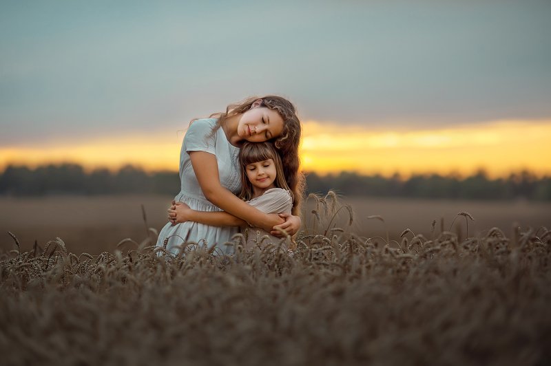 Девочки, сестры, дети, поле, закат, пшеница, солнце, красота, лето, нежность В полеphoto preview