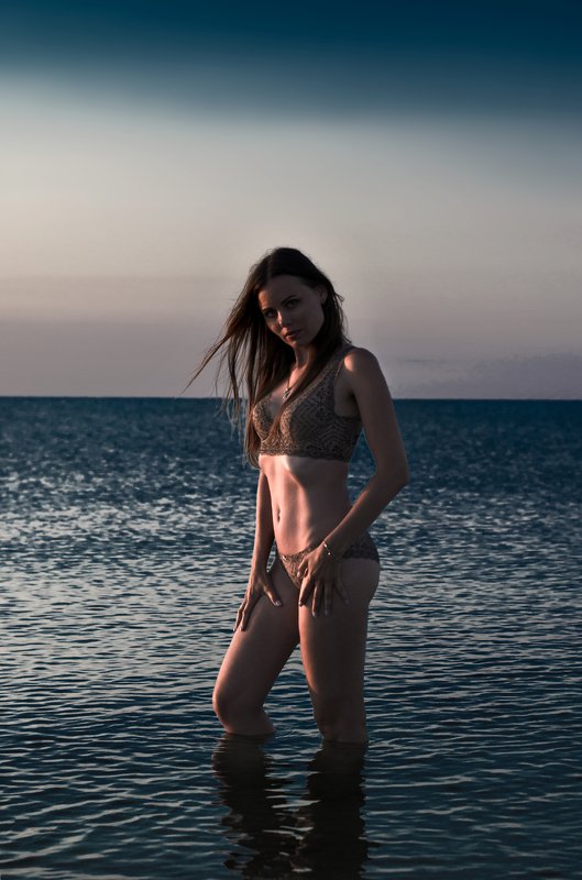 sea sky girl dark Katephoto preview