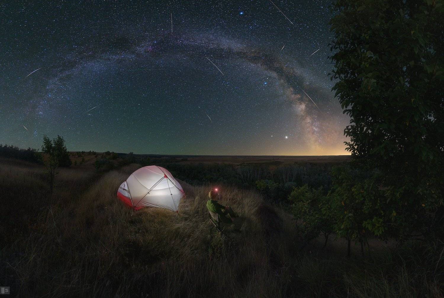 Мгновенье среди звездопада. Автор: U-235 uranus235, nightphotoua, холм, звезды, млечный путь, небо, метеоры, персеиды, созвездия, юпитер, сатурн, альтаир, вега, денеб, палатка, стул, человек, мужчина, свет, поле, речка, трава, кусты, деревья, U-235
